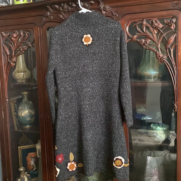 Gorgeous Long Nubby Grey Sweater Crocheted Floral Layered Appliqués Embroidery - Picture 5 of 5